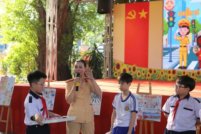 Tuyên truyền về an toàn giao thông cho các em học sinh TP Hồ Chí Minh.
