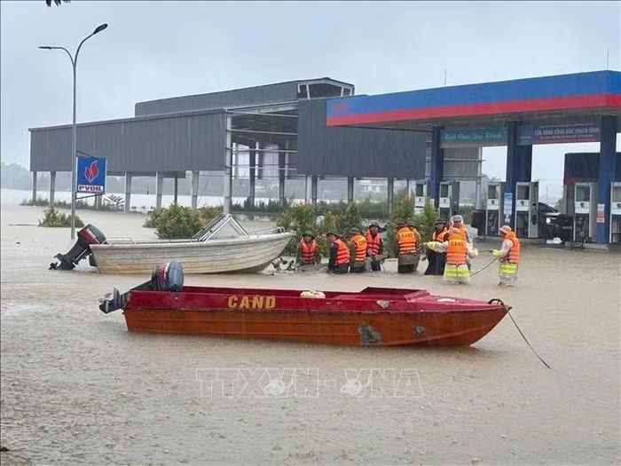 Xuồng, cano cứu hộ cứu nạn của Bộ Quốc phòng, của lực lượng CAND đã có mặt tại xã Kim Tân sẵn sàng ứng cứu người dân trong trường hợp khẩn cấp. Ảnh: TTXVN phát