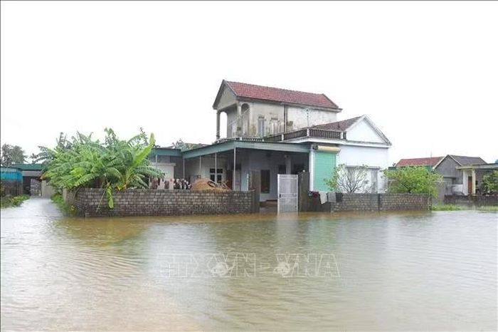 Nước lũ dâng cao, bao quanh nhiều nhà dân tại xã Quỳnh Lưu, tỉnh Nghệ An sau các đợt mưa lớn kéo dài xảy ra từ đêm 15/9.
