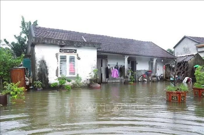 Đến chiều 17/9, hàng ngàn nhà dân trên địa bàn các xã Quỳnh Lưu, Quỳnh Văn, Quỳnh Anh (Nghệ An) vẫn còn trong tình trạng nước ngập sâu bao quanh nhà.