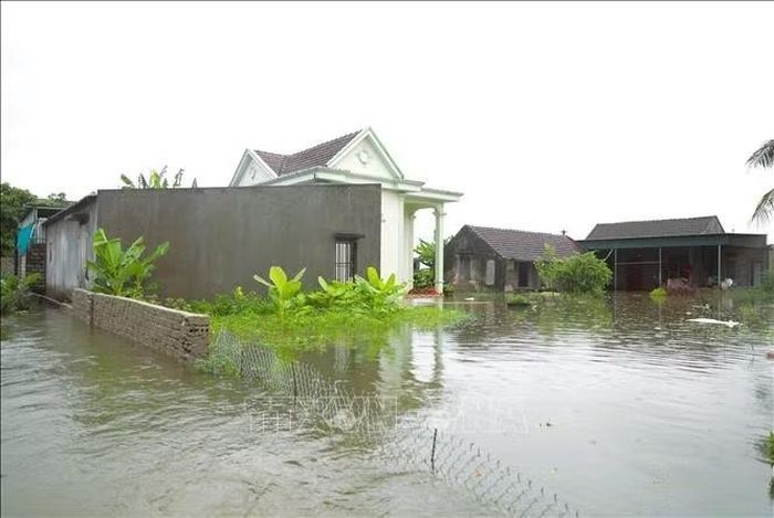 Mực nước sâu gần 1m bủa vây và gây biệt lập một cụm dân cư trên địa bàn xã Quỳnh Lưu (tỉnh Nghệ An) trong chiều 17/9.