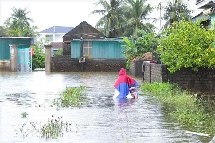 Sau mưa lớn và nước lũ dâng cao, nhiều tuyến đường dân sinh tại nhiều địa phương trên địa bàn tỉnh Nghệ An bị ngập sâu, khiến việc di chuyển của người, phương tiện tham gia giao thông hết sức khó khăn.