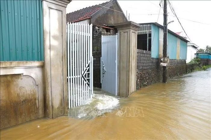 Sau mưa lớn kéo dài, lượng nước đổ về nhiều khiến các khu vực nhà dân ở các vùng trũng của xã Quỳnh Lưu, Quỳnh Văn, Quỳnh Anh, Diễn Châu, Hải Châu (tỉnh Nghệ An) nhanh chóng bị ngập.