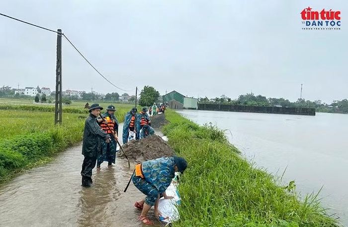 Cán bộ, chiến sĩ Lữ đoàn 28 triển khai gia cố đê Gò Khoăm, thôn Khôn Duy, xã Trần Phú trong mưa lớn sáng 17/9.