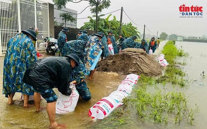 Cán bộ, chiến sĩ Lữ đoàn 28 chia thành nhiều tổ, liên tục xúc đất, đóng bao để đưa tới các vị trí xung yếu.