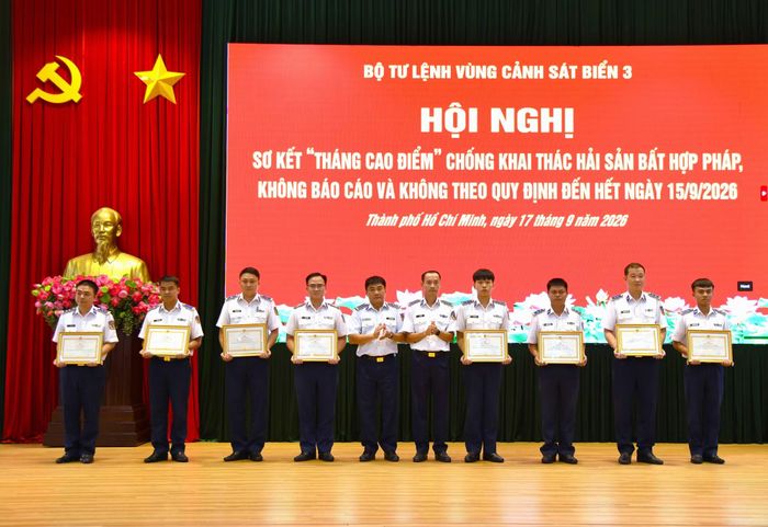 Lãnh đạo Bộ Tư lệnh Vùng trao giấy khen cho các tập thể cá nhân có thành tích tốt trong đợt cao điểm.