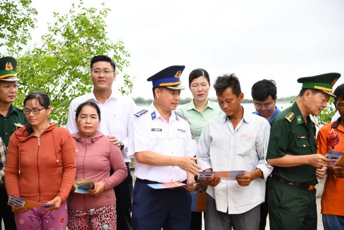 Đại tá Nguyễn Đức Hiếu , Phó Tư lệnh Pháp luật Bộ Tư lệnh Vùng trực tiếp tuyên truyền cho bà con ngư dân tại bến phà An Thới Đông - Hiệp Phước.