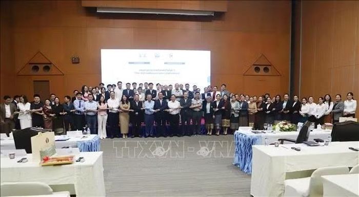 Các đại biểu hai nước Việt Nam - Lào tham dự sự kiện thể hiện sự đoàn kết. Ảnh: Xuân Tú/PV TTXVN tại Lào