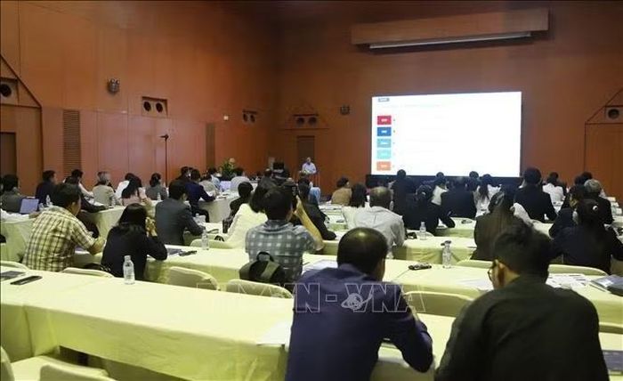 Quang cảnh một phiên Hội thảo do PGS.TS.BS Nguyễn Lân Hiếu, Giám đốc Bệnh viện Đại học Y Hà Nội, chủ trì. Ảnh: Xuân Tú /PV TTXVN tại Lào