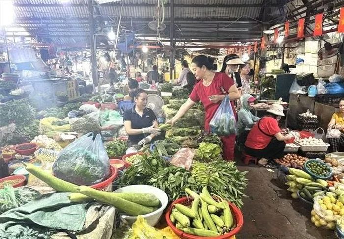 Đối với rau xanh, tác động của thời tiết thể hiện rõ hơn do đây là nhóm hàng có thời gian bảo quản ngắn, dễ dập nát, úng hỏng khi thu hoạch và vận chuyển trong điều kiện mưa ẩm kéo dài. Ảnh: Quốc Lũy/TTXVN