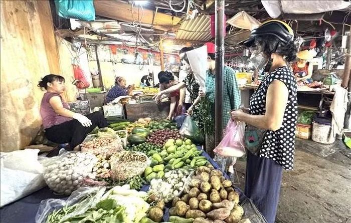 Hoạt động mua bán vẫn diễn ra bình thường tại chợ Nhân Chính (Thanh Xuân, Hà Nội).