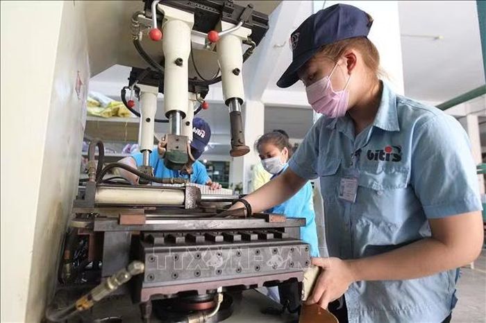 Công nhân Công ty sản xuất hàng tiêu dùng Bình Tiên (Biti's) - TP Hồ Chí Minh ra quân vệ sinh máy móc, thiết bị, nhà xưởng. Ảnh minh họa: Thanh Vũ/TTXVN