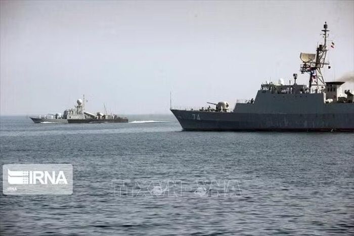 Tàu khu trục Jamaran thuộc Hạm đội 83 của Hải quân Iran tuần tra tại khu vực eo biển Bab al-Mandab. Ảnh: IRNA/TTXVN phát