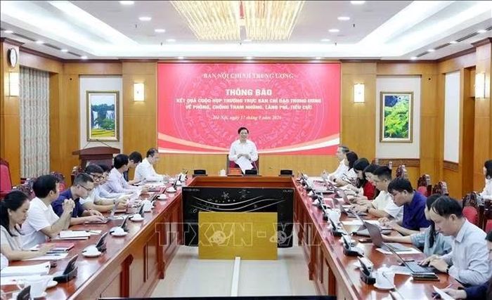 Đồng chí Đặng Văn Dũng, Uỷ viên Trung ương Đảng, Phó trưởng ban Nội chính Trung ương chủ trì buổi thông báo. Ảnh: Phương Hoa/TTXVN