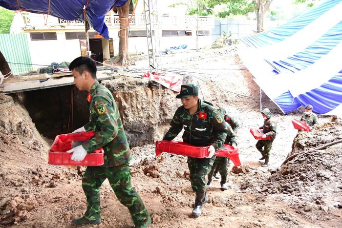Trong ngày 17/9, lực lượng chức năng đã quy tập 17 bộ hài cốt liệt sĩ, trong đó một bộ có di vật kèm theo.