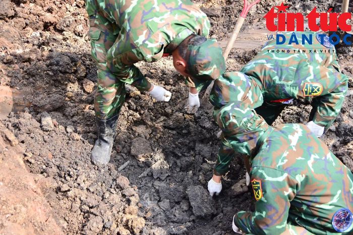 Lực lượng làm nhiệm vụ cẩn trọng kiểm tra từng lớp đất nhằm không bỏ sót hài cốt và di vật liệt sĩ.