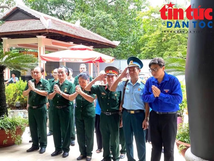 Nhiều đơn vị, ban ngành đến Công viên Lê Thị Riêng để thắp hương tưởng niệm các liệt sĩ.