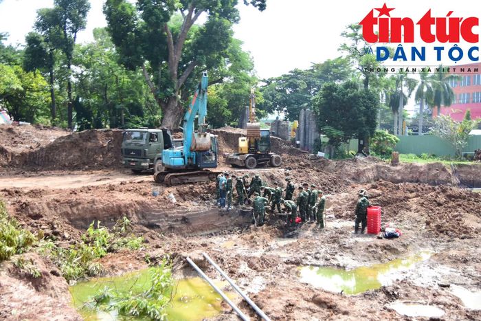 Các phương tiện cơ giới được huy động để đào và vận chuyển hơn 500m³ đất trong ngày 17/9.