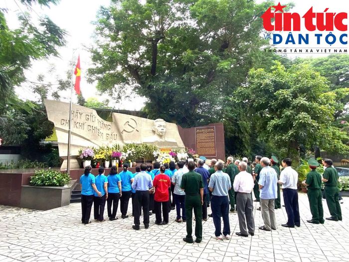 Người dân đến viếng, thắp hương tưởng niệm các liệt sĩ tại Công viên Lê Thị Riêng.