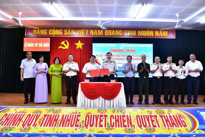 Ký kết chương trình hoạt động giữa Lữ đoàn 167 và UBMTTQ Việt Nam phường Long Trường.