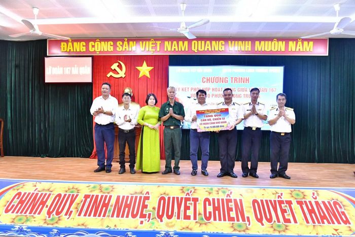 UBMTTQ Việt Nam phường Long Trường trao quà cho cán bộ, chiến sĩ có hoàn cảnh khó khăn của Lữ đoàn.