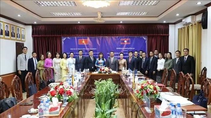 Các đại biểu chụp ảnh lưu niệm tại cuộc hội đàm, làm việc giữa hai tỉnh Điện Biên và Bokeo. Ảnh: Xuân Tú/PV TTXVN tại Lào