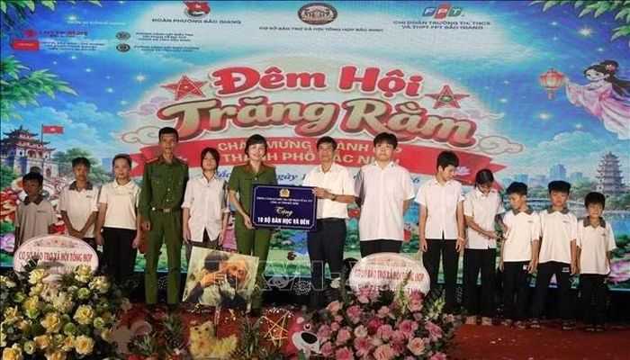Các cơ quan, đơn vị, doanh nghiệp tặng quà cho trẻ em.