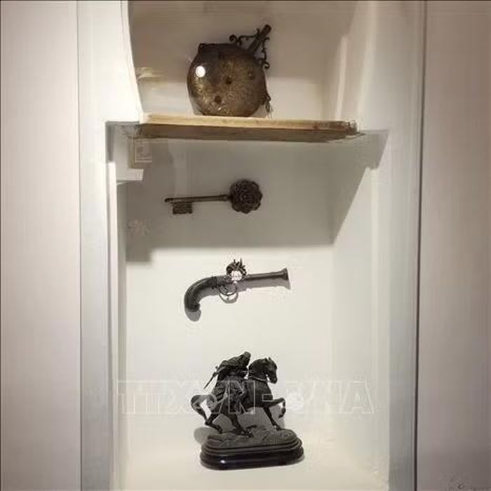 Nhiều cổ vật được trưng bày tại đây.