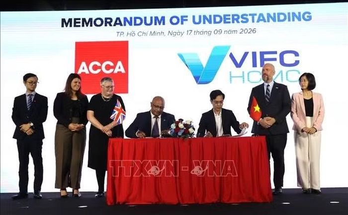 Lễ ký kết Biên bản ghi nhớ (MOU) giữa VIFC-HCMC và ACCA nhằm tăng cường hợp tác phát triển nguồn nhân lực. Ảnh: Hứa Chung/TTXVN