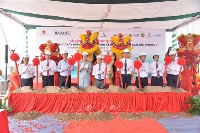 Các đại biểu thực hiện nghi thức động thổ Khu công nghiệp Tân Phước 1. Ảnh Công Trí/TTXVN