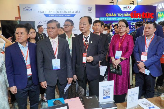 Lãnh đạo TP Hồ Chí Minh tham quan không gian trưng bày các thiết bị, giải pháp công nghệ tại Tech4Life 2026.