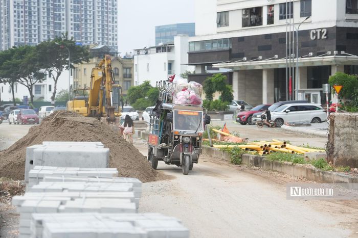 Đến nay, hạng mục nền đường và hệ thống hạ tầng kỹ thuật ngầm đã hoàn thành; công tác thảm nhựa, lát hè, bó vỉa, lắp đặt hệ thống chiếu sáng, cây xanh và tổ chức giao thông đang được gấp rút thực hiện theo tiến độ.