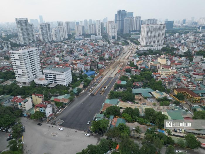 Nhìn từ trên cao, đoạn tuyến Vành đai 2,5 nối từ khu Đoàn Ngoại giao đến đường Nguyễn Hoàng Tôn đã dần hình thành rõ nét. Nền đường, mặt bằng tuyến và các hạng mục hạ tầng đang từng bước được hoàn thiện, tạo diện mạo mới cho khu vực sau thời gian dài dự án đình trệ.