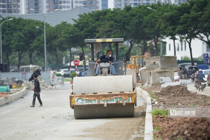 Máy móc được huy động, công nhân khẩn trương thi công các hạng mục trên công trường dự án.