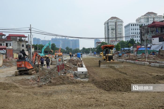 Để thực hiện dự án, địa phương phải thu hồi tổng diện tích khoảng 28.318m², ảnh hưởng đến 98 hộ dân. Sau quá trình thực hiện các thủ tục và tháo gỡ vướng mắc, đến cuối tháng 6/2026, toàn bộ mặt bằng phục vụ dự án đã được bàn giao.Theo ghi nhận của phóng viên, trên công trường dự án, nhiều máy móc, thiết bị cùng đội ngũ kỹ sư, công nhân đang được nhà thầu huy động, khẩn trương triển khai các hạng mục thi công.