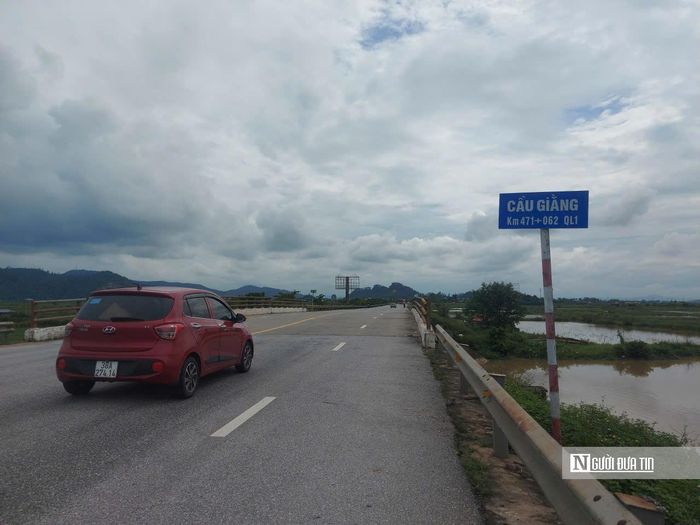 Nhiều vị trí trên tuyến đường gần Cầu Giằng nằm trên Quốc lộ 1 (tại Km471+062), thuộc địa phận xã Nghi Xuân, cũng xuất hiện tình trạng mặt đường bị rạn nứt, bong tróc, gồ ghề...