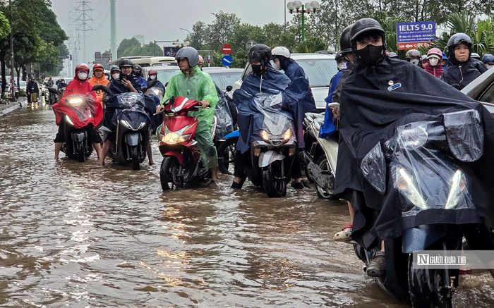 Theo báo cáo nhanh của Công ty TNHH MTV Thoát nước Hà Nội, do ảnh hưởng của hội tụ gió Đông Nam phát triển từ mặt đất lên 5.000m tiếp tục duy trì trên khu vực Bắc Bộ, đêm 16/9 và rạng sáng 17/9, Hà Nội xuất hiện mưa lớn trên diện rộng.
