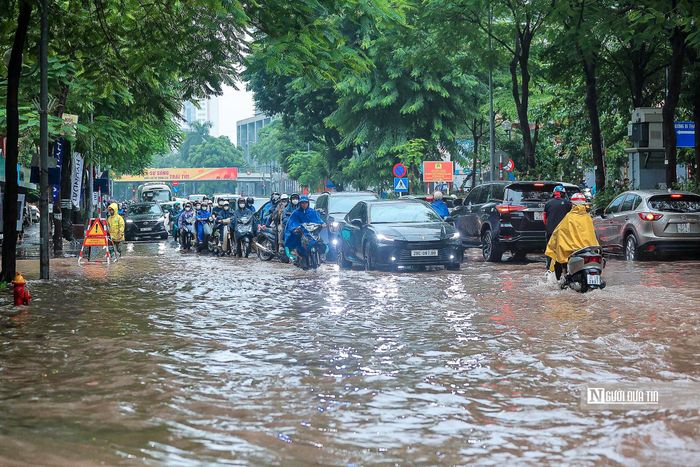 Do ngập sâu, các phương tiện di chuyển qua đường Thái Hà bị ùn ứ dài.