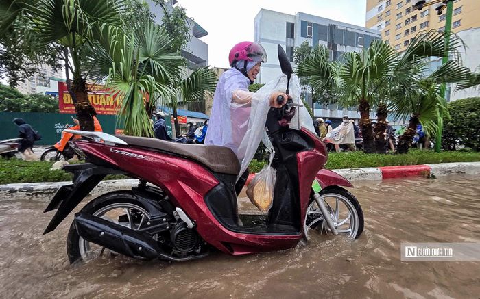 Nhiều phương tiện chết máy trong sáng ngày 17/9 trên đường Tố Hữu.
