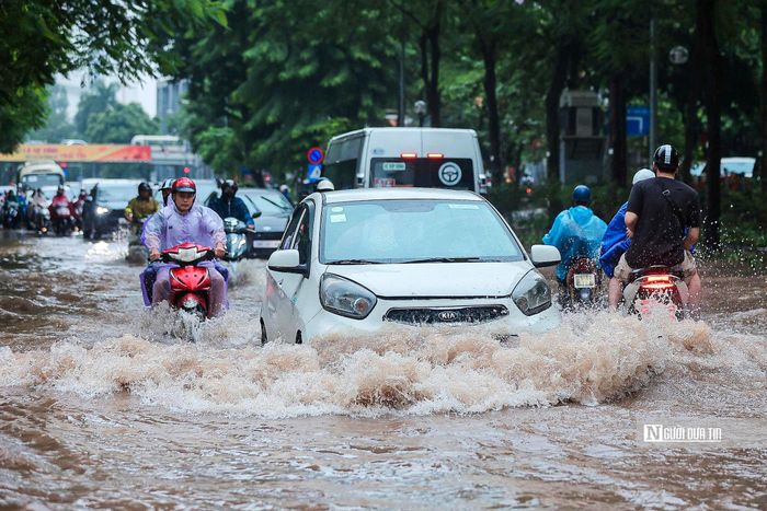 Cơ quan khí tượng dự báo ngày và đêm 17-9, khu vực Hà Nội tiếp tục có mưa vừa, mưa to và dông với lượng mưa phổ biến từ 30-60mm, cục bộ có nơi mưa rất to trên 90mm.