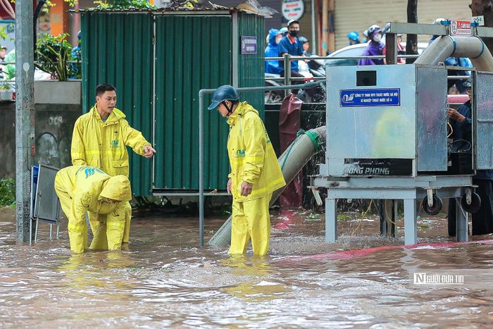 Trước tình hình ngập úng phức tạp, Công ty TNHH MTV Thoát nước Hà Nội đã huy động tối đa lực lượng cắm chốt ứng trực tại các điểm nóng, mở cửa phai tất cả hồ điều hòa và vớt rác khơi thông miệng thu gom.