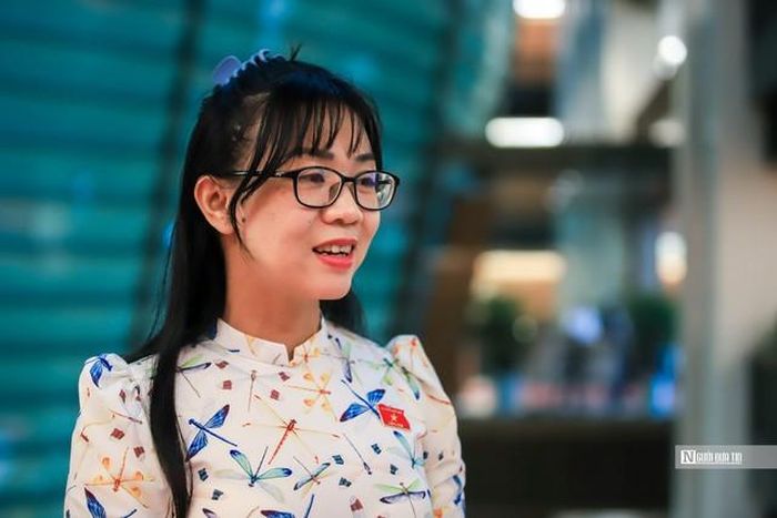 ĐBQH Trịnh Thị Tú Anh trao đổi với Người Đưa Tin (Ảnh: Hữu Thắng).