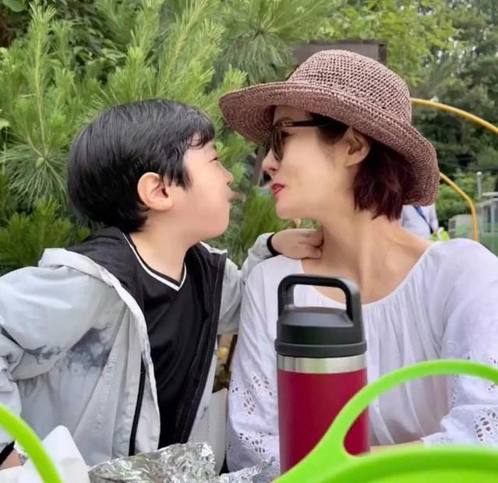 Chae Rim hiện dành phần lớn thời gian cho con trai nhỏ và bắt đầu hành trình mới đầy an yên sau 2 lần đổ vỡ hôn nhân. Ảnh: Instagram chaelim_328