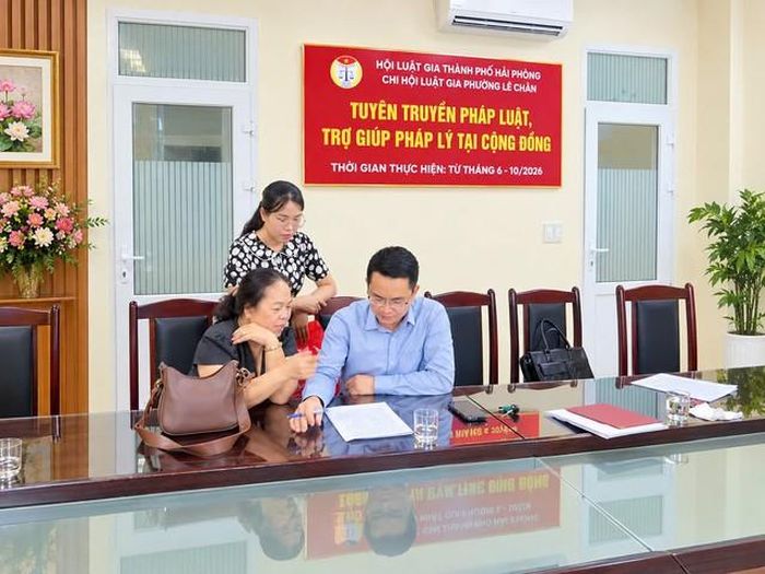Người dân được các luật sư tư vấn, giải đáp pháp luật miễn phí ngay tại cơ sở.