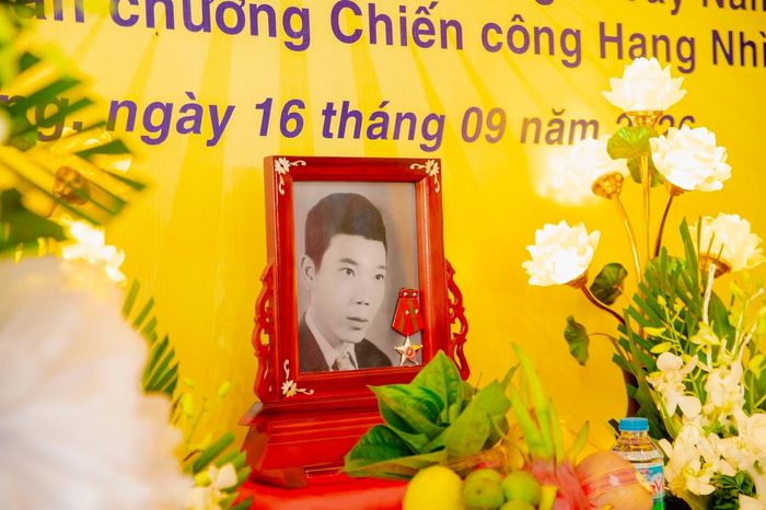 Di ảnh liệt sĩ Trần Hữu Quân tại lễ truy điệu ở quê nhà ngày 16/9.