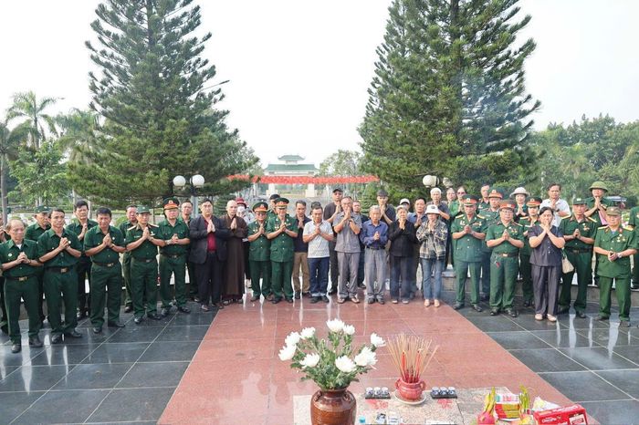 Hội Hỗ trợ Gia đình liệt sĩ Tp. Đồng Nai cùng chính quyền, đồng đội và nhân dân sở tại tập trung tổ chức lễ cất bốc và tiễn đưa Liệt sĩ Trần Hữu Quân tại Nghĩa trang Liệt sĩ Tp. Đồng Nai sáng 15/09.