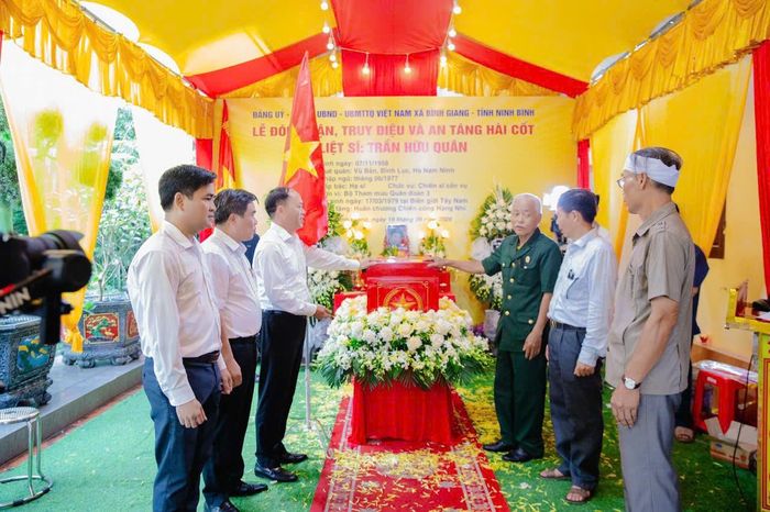 Gia đình Liệt sĩ Trần Hữu Quân thực hiện nghi thức bàn giao hài cốt Liệt sĩ cho chính quyền xã Bình Giang sáng 16/9.