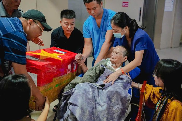 Cuộc trùng phùng sau nửa thế kỷ của Liệt sĩ Trần Hữu Quân và Người Mẹ già 103 tuổi, rạng sáng 16/9 tại Bệnh viện Đa khoa Hà Nam.