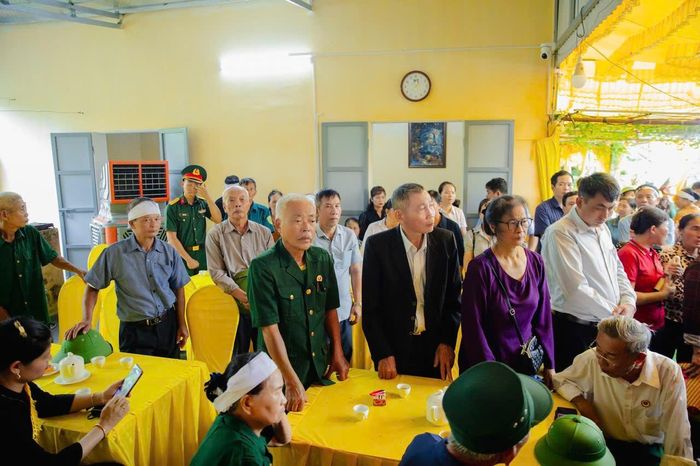 Buổi lễ ngày 16/9 có sự tham dự của Thiếu uý Lưu Văn Vinh (vest đen) - nhân chứng sống, người lái chiếc xe Uaz định mệnh chở Thiếu tướng Kim Tuấn (Tư lệnh Quân đoàn 3), Hạ sỹ Trần Hữu Quân (cần vụ Tư lệnh Quân đoàn) và Trung uý Tạ Đức Hoa (Bác sĩ). Bà Nguyễn Thanh Yên - vợ Liệt sỹ, Bác sỹ Tạ Đức Hoa mặc áo tím kế bên.
