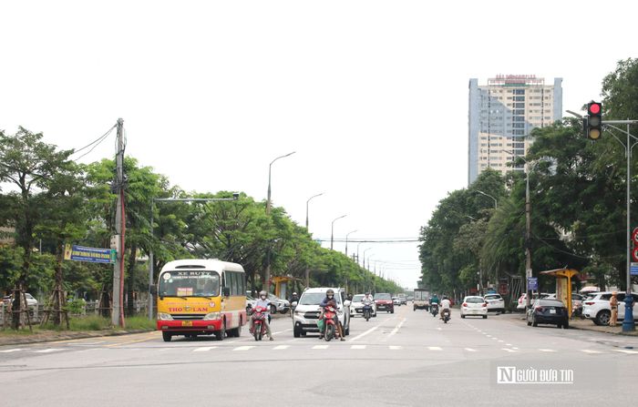 Hiện tỉnh Nghệ An cũng đang chuẩn bị thực hiện dự án tuyến đường kết nối từ Khu công nghiệp Nam Cấm - đại lộ Vinh - Cửa Lò đến đường Nguyễn Sỹ Sách kéo dài, có chiều dài khoảng 17,2km đi qua xã Đông Lộc và các phường: Vinh Phú, Vinh Lộc, Trường Vinh. Tuyến đường được đầu tư xây dựng với quy mô dự kiến gồm 8 làn xe cơ giới, kết hợp hệ thống đường gom 4 làn xe, tốc độ thiết kế 80km/h. Tuyến đường này cũng được kỳ vọng sẽ là trục phát triển mới cho đô thị Vinh.